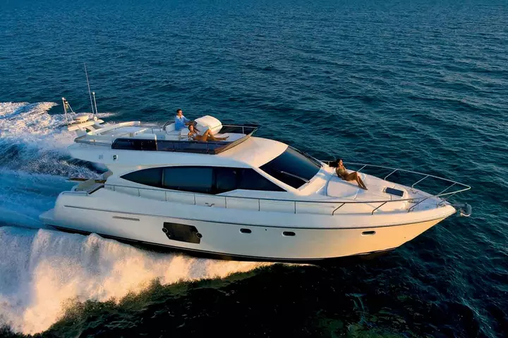 Yacht ferretti idea laterale