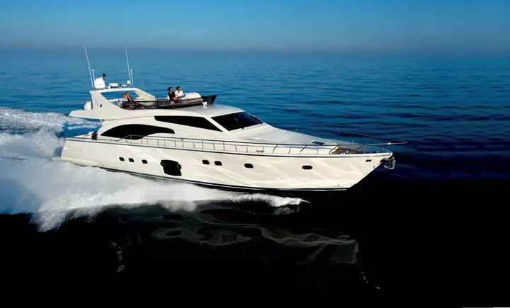 Yacht ferretti idea laterale