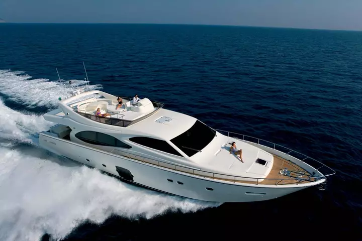 Yacht ferretti idea laterale