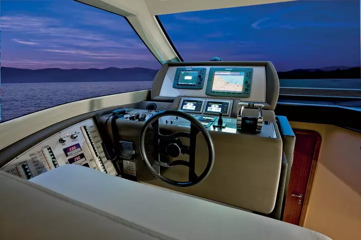 Yacht ferretti idea ponte di comando