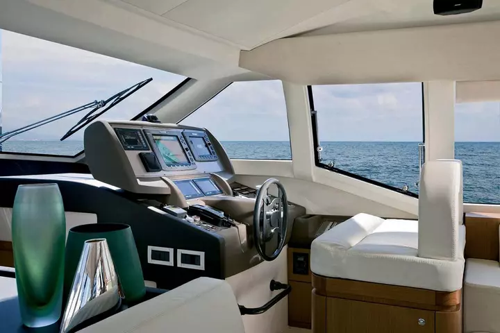 Yacht ferretti idea ponte di comando