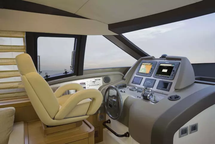 Yacht ferretti idea ponte di comando