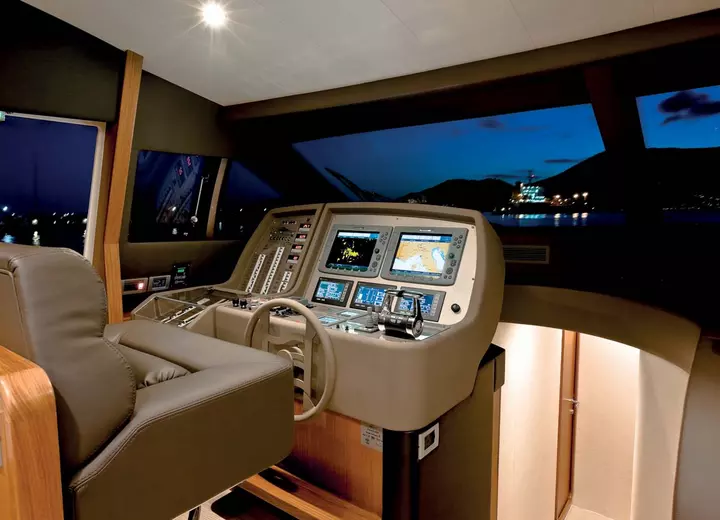 Yacht ferretti idea ponte di comando