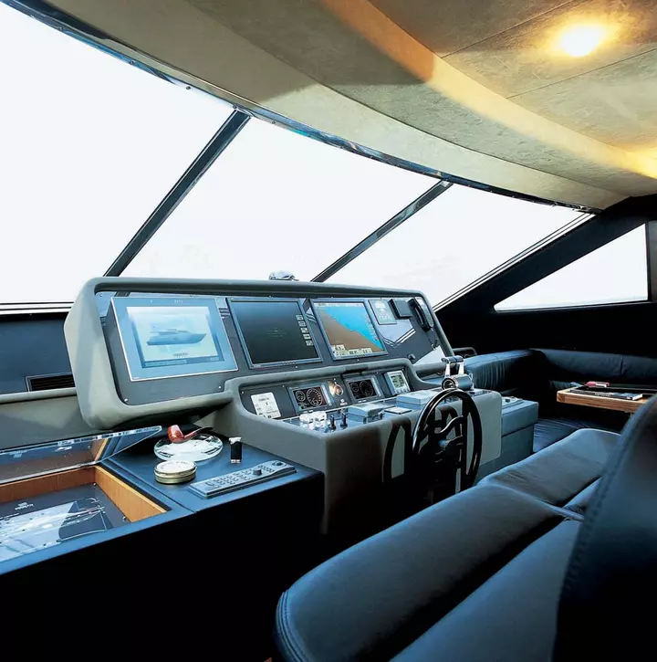 Yacht ferretti idea ponte di comando