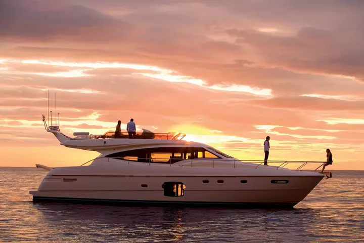 Yacht ferretti idea tramonto