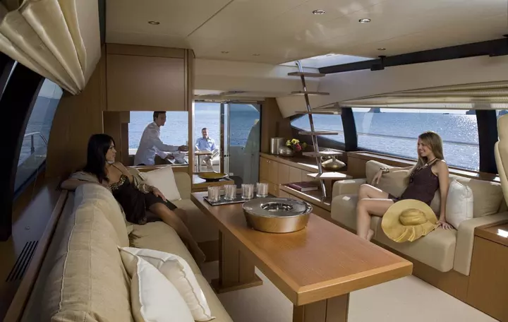 Yacht ferretti idea zona giorno