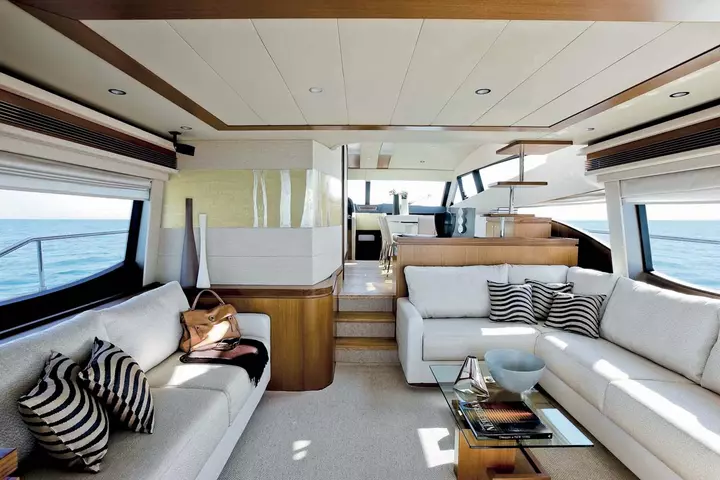 Yacht ferretti idea zona giorno