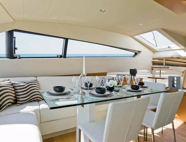 Yacht ferretti idea zona pranzo