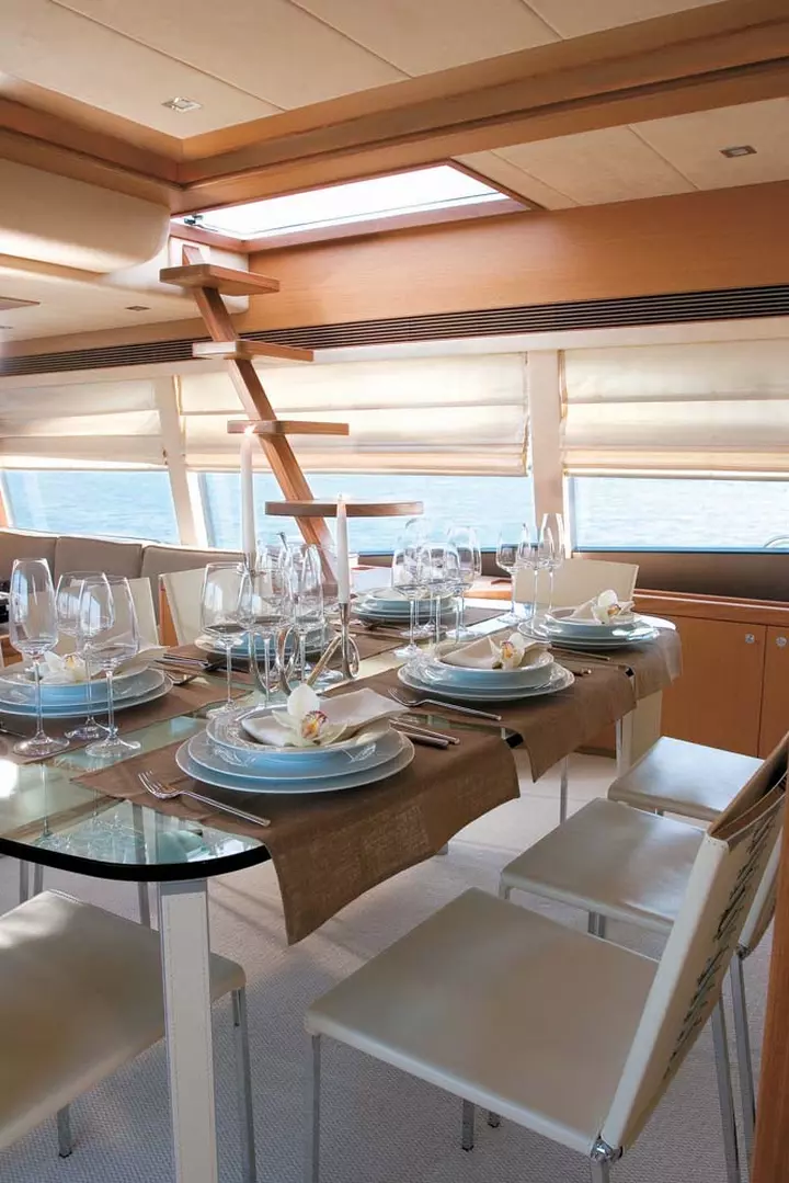 Yacht ferretti idea zona pranzo