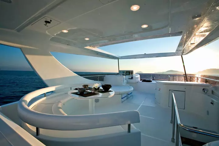 Yacht ferretti idea zona pranzo