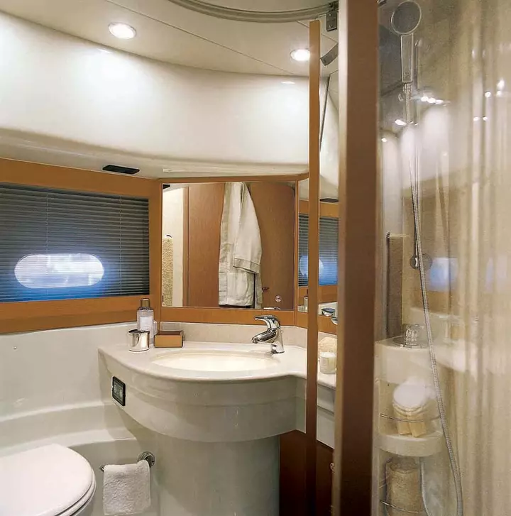 Yacht ferretti plana bagno