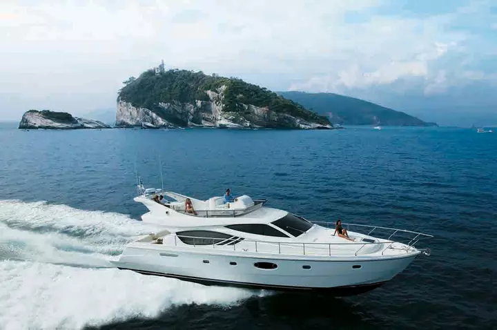 Yacht ferretti plana laterale