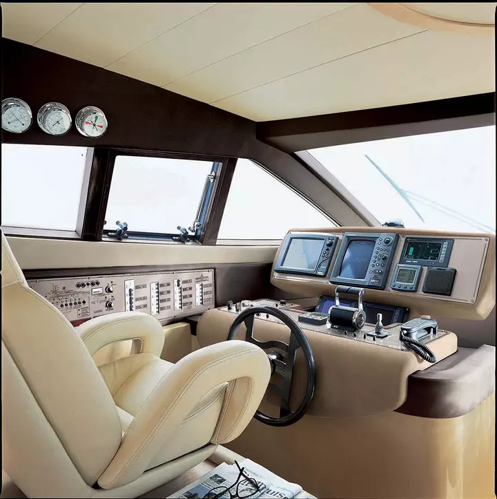 Yacht ferretti plana ponte di comando