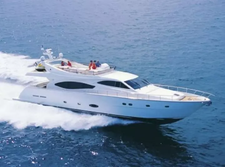 Yacht ferretti sogni proibiti idea laterale