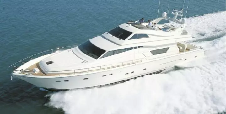 Yacht ferretti sogni proibiti idea panoramica