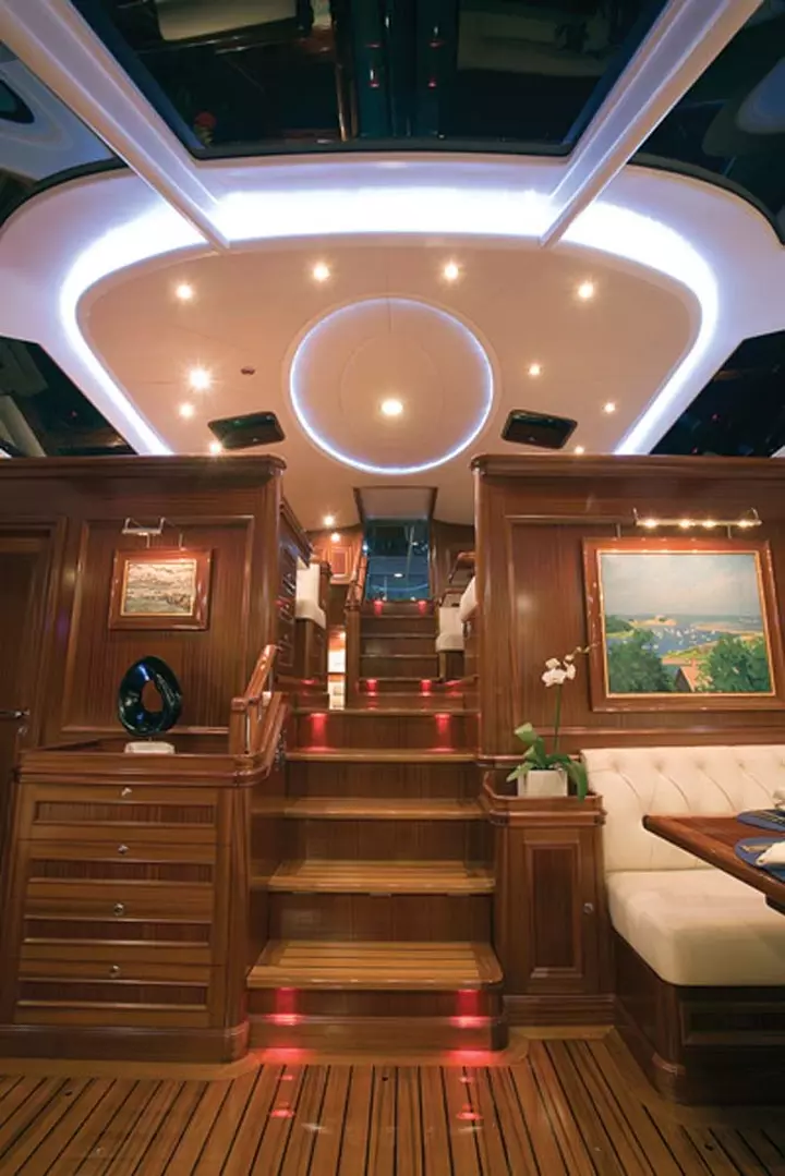 Yacht vesper idea scalinata