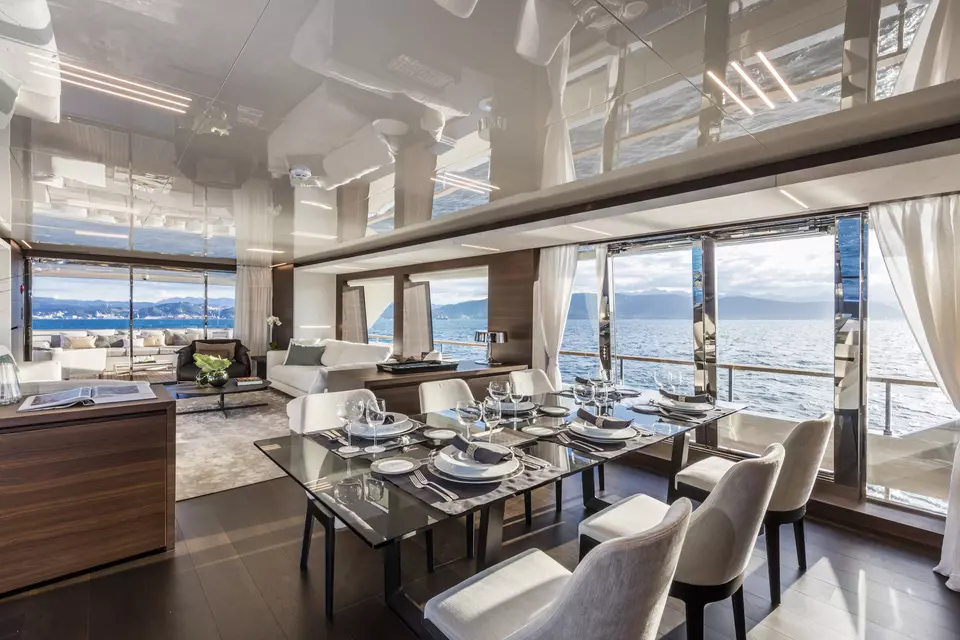 Vimar domotica Navi & Yacht Ferretti 37 tavolo da pranzo