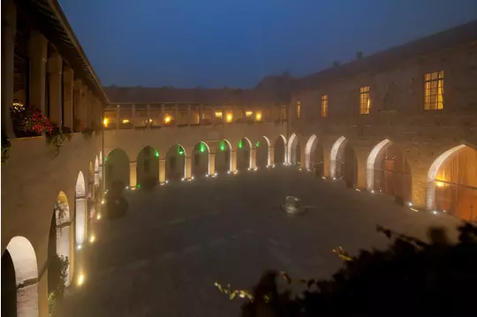 Edifici storici fortezza viscontea cassano dadda milano eikon panoramica cortile notturna