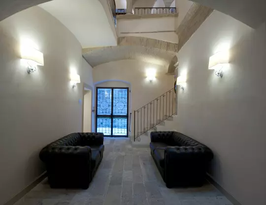 Edifici storici palazzo dei mercanti ascoli piceno plana divani neri pelle