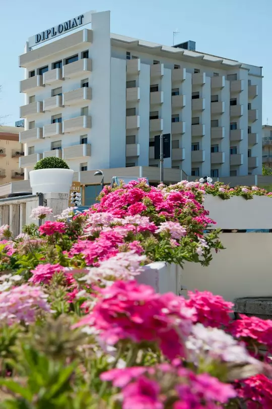 Hotel diplomat rimini eikon panoramica con fiori