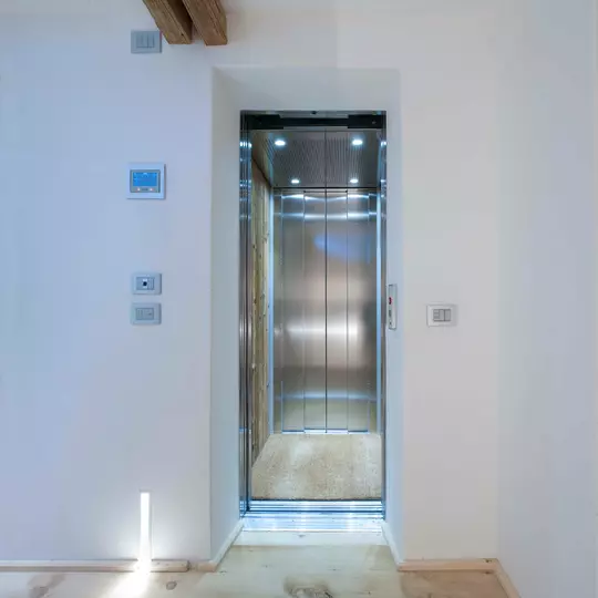 Villa Cortina serie Eikon e touch screen domotica Vimar particolare ascensore