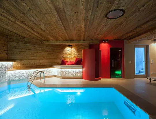 Villa Cortina serie Eikon e touch screen domotica Vimar particolare piscina