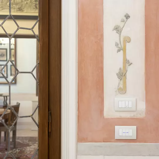 Vimar Villa Gallarati Scotti-dettaglio arke con porta vetro