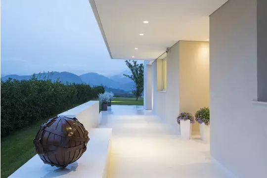 Vimar Smart House: By-me domotica da vivere - Residenza privata Belluno - scultura esterna