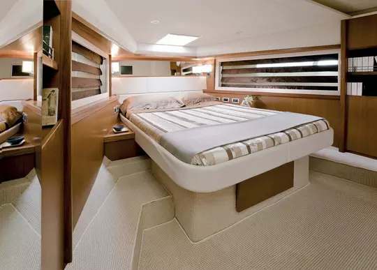 Yacht ferretti idea particolare camera da letto