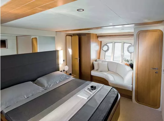 Yacht ferretti idea particolare camera da letto