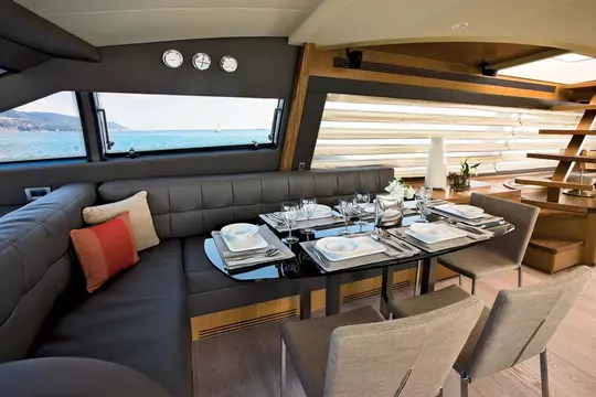 Yacht ferretti idea zona pranzo