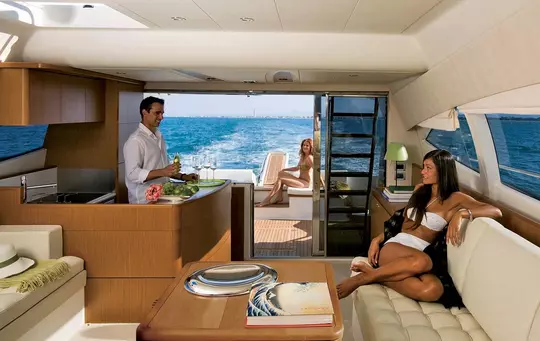 Yacht ferretti idea zona relax