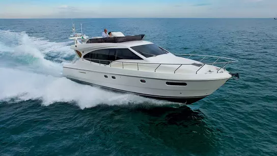 Yacht ferretti idea frontale