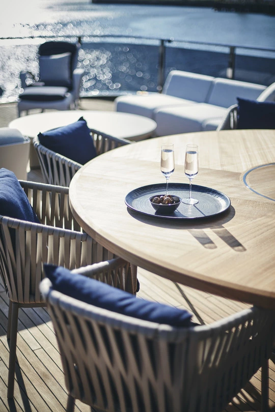 Yacht Princess X95 Vimar Eikon Chrome Round Table